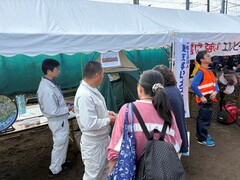 来場者にマンホールカードをお渡ししました