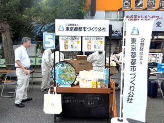 公社ブースに防災グッズ・トートバッグ、マンホール蓋を置いています