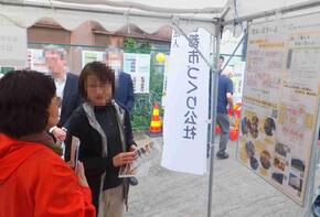 来場者にコレクティブハウスに関するご説明をしています