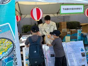 子供たちが下水道の安全実験のワークショップに参加しています